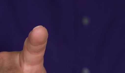 Foto: Finger auf Touchdisplay